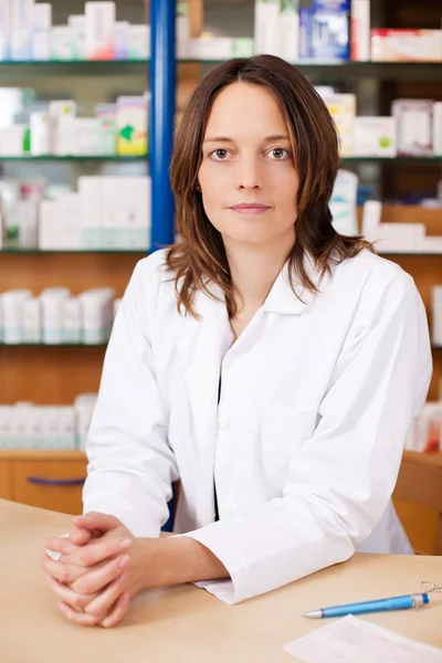 Poważne aptekarz chemik kobieta — Zdjęcie stockowe