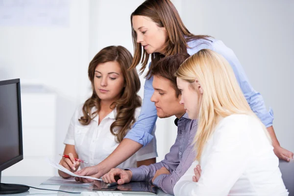 Empresarios mirando el documento en el escritorio — Foto de Stock