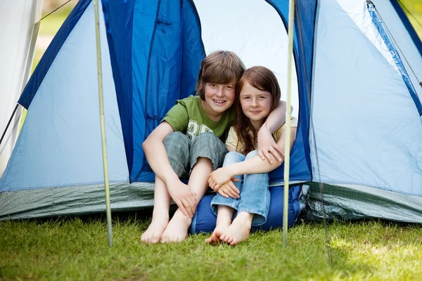 两个年轻孩子们坐在帐篷里 — 图库照片