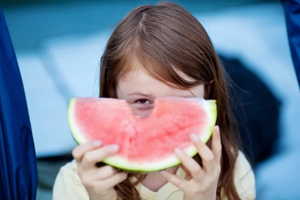 Mädchen mit Scheibe Wassermelone — Stockfoto