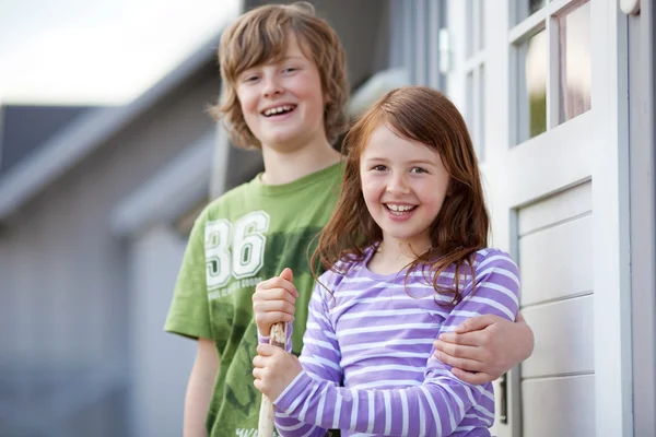 Chlapec a dívka stáli u vchodu kemp domů — Stock fotografie