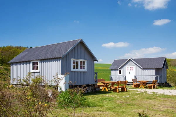 Camping Houses And Benched On Grassy Field — Stock Photo, Image