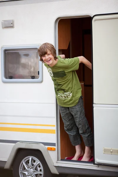 Niño de pie en la entrada de la caravana — Foto de Stock