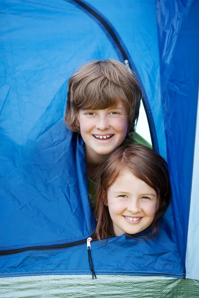 弟弟和妹妹躺在帐篷里 — 图库照片