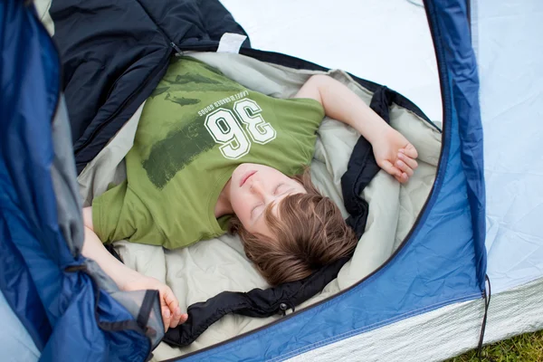 Junge schläft im Zelt — Stockfoto
