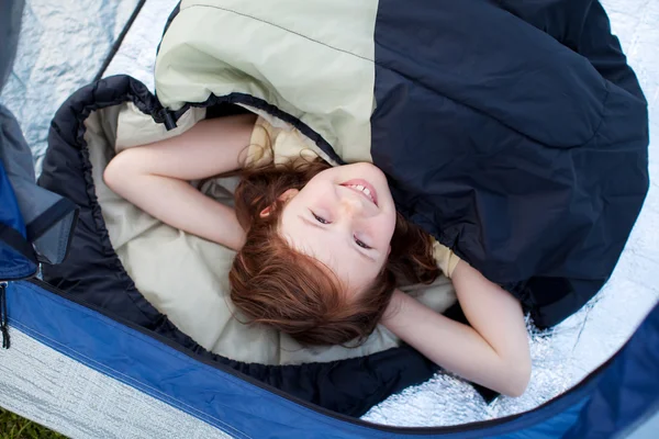 Ritratto di graziosa bambina sdraiata in tenda — Foto Stock