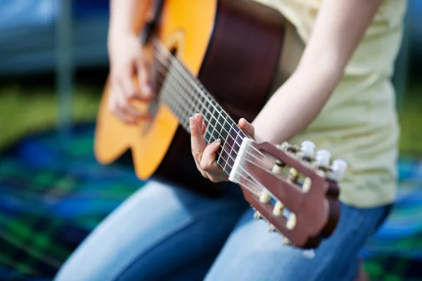 Chica jugando guitarra —  Fotos de Stock