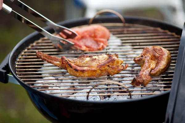 Vlees en Tang op barbecue — Stockfoto