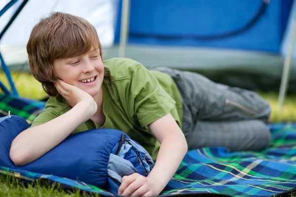 Niño acostado en el saco de dormir — Foto de Stock