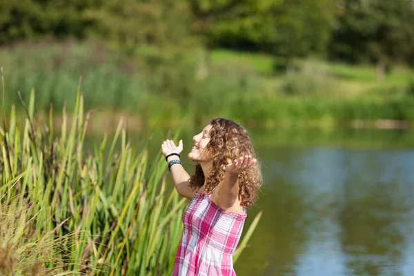 Tienermeisje met uitgestrekte armen — Stockfoto