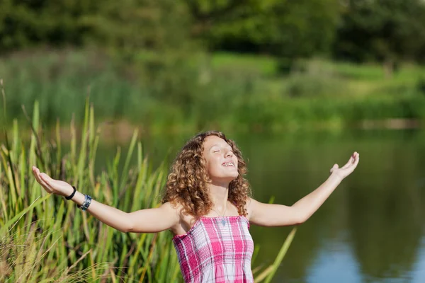 Girl With Arms Outstretched At Park — Stock Photo, Image