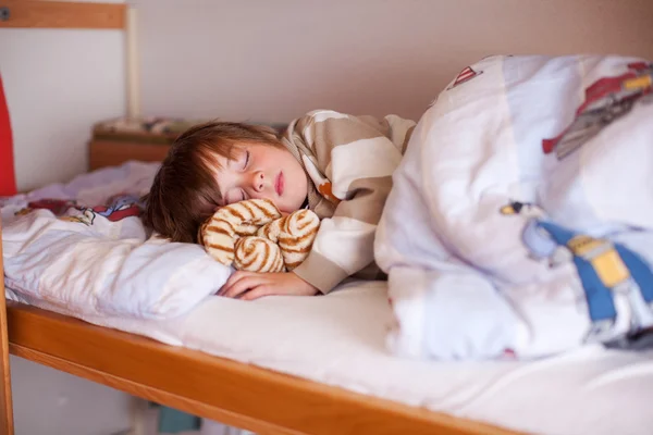 二段ベッドのベッドで寝ている少年 — ストック写真