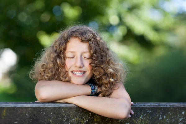 Lachen meisje met bretels — Stockfoto