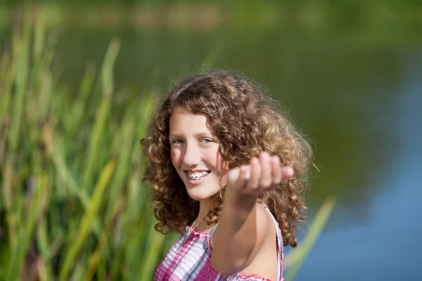 Lachende tienermeisje met uitgestrekte armen — Stockfoto