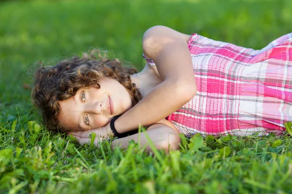 十几岁的女孩躺在草地上 — 图库照片