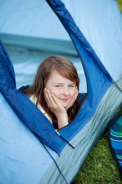 Ragazza guardando lontano mentre sdraiato in tenda — Foto Stock