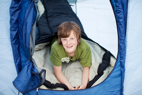 Preadolescent pojken ligga i tält — Stockfoto