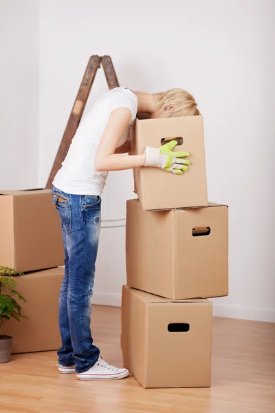 Femme à la recherche de quelque chose dans la boîte en carton — Photo