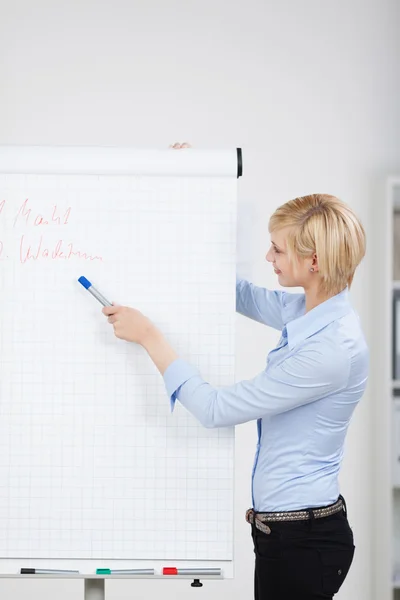 Geschäftsfrau hält Vortrag im Amt — Stockfoto