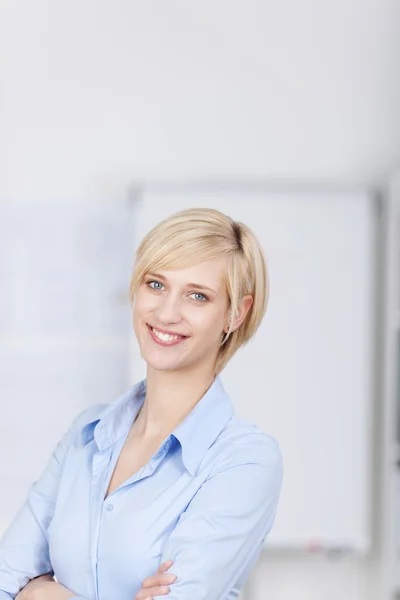 Smiling blond woman with crossed arms — Stock Photo, Image