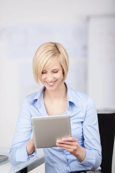 Blond kobieta przy użyciu komputera typu tablet — Zdjęcie stockowe