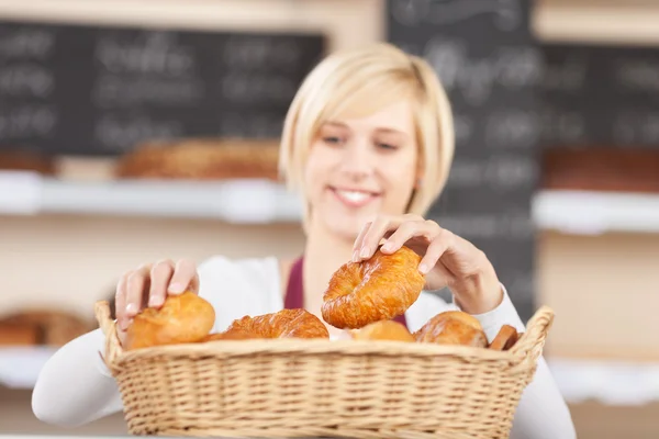 Waitress Arranging Breads In Basket At Cafe — Stock Photo, Image