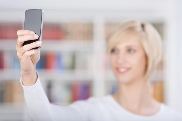 Mujer tomando autorretrato a través del teléfono móvil —  Fotos de Stock