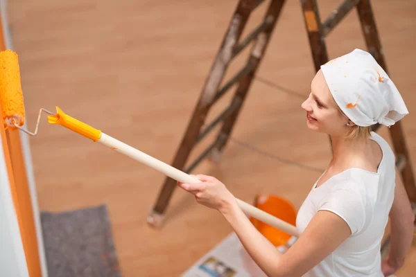 Frau streicht ihre Wohnung — Stockfoto