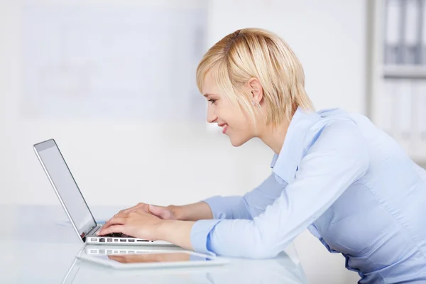 Бізнес-леді, використовуючи ноутбук на офісному столі — стокове фото