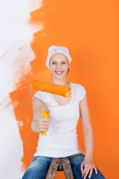 Woman sitting on ladder and renovating flat — Stock Photo, Image