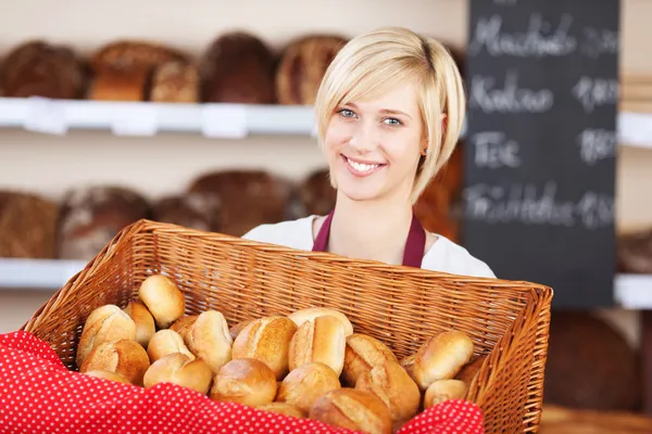 Kelnerka z koszem chleba w kawiarni — Zdjęcie stockowe