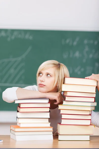 Trött kvinnlig student i klassrummet — Stockfoto