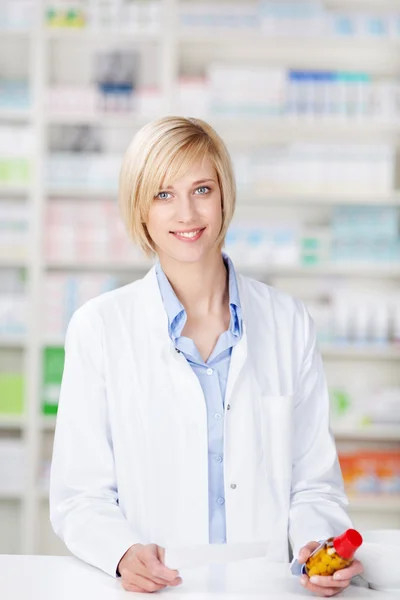 笑みを浮かべて女性薬剤師の肖像画 — ストック写真