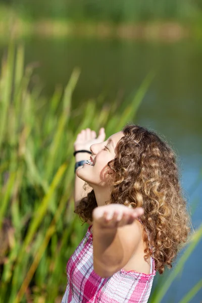 Ragazza adolescente con le braccia tese al parco — Foto Stock