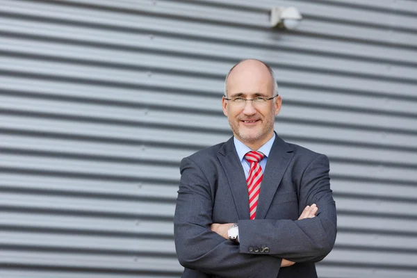 Businessman With Arms Crossed Standing Against Wall — Stock Photo, Image