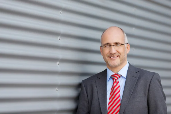 Businessman Standing Against Building — Stock Photo, Image