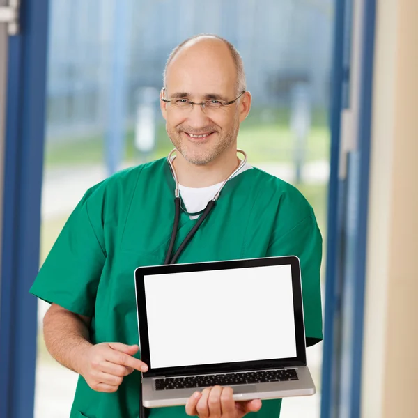 Laptop tartó klinikán sebész — Stock Fotó