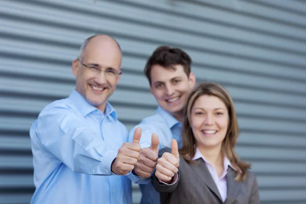 ビジネスマン シャッター反対の親指を身振りで示す — ストック写真