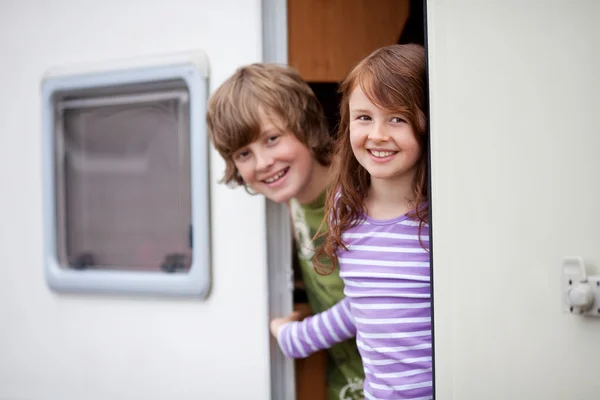 Kinder im Wohnwagen — Stockfoto