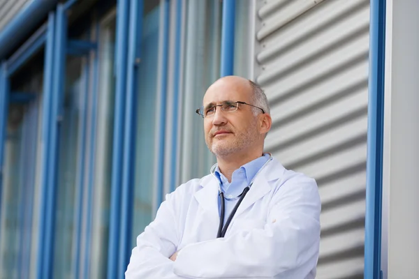 Doctor varón seguro con los brazos cruzados — Foto de Stock