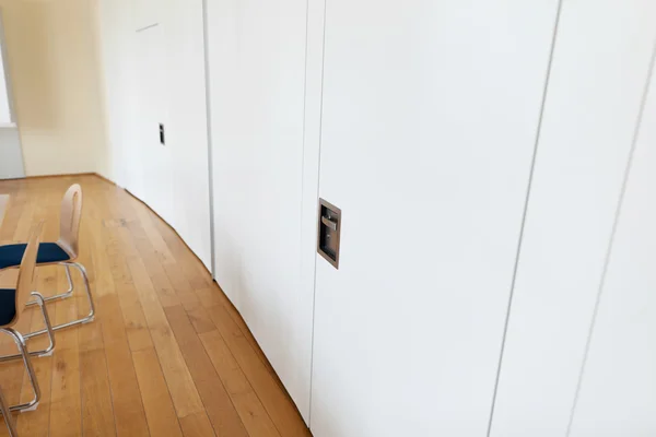 Prázdné zasedací místnosti s bílými dveřmi — Stock fotografie