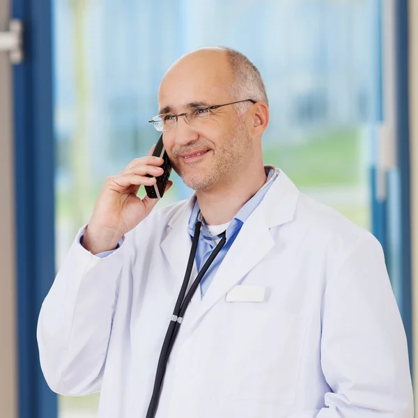 Läkare samtala på sladdlös telefon i klinik — Stockfoto