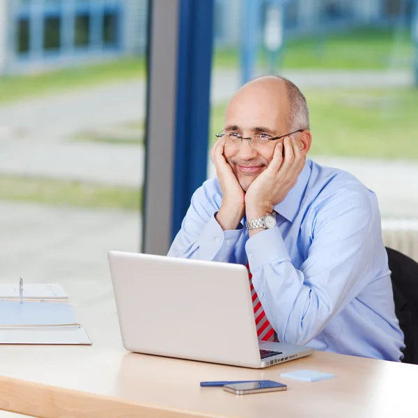 Geschäftsmann schaut weg — Stockfoto