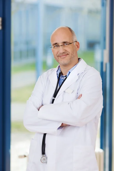 Confiante Médico Masculino Com Braços Cruzados — Fotografia de Stock