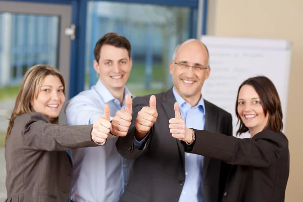 Empresários mostrando polegares para cima Entrar no escritório — Fotografia de Stock