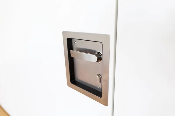 Dveře knoflíkem a klíč otvor na bílé dveře — Stock fotografie