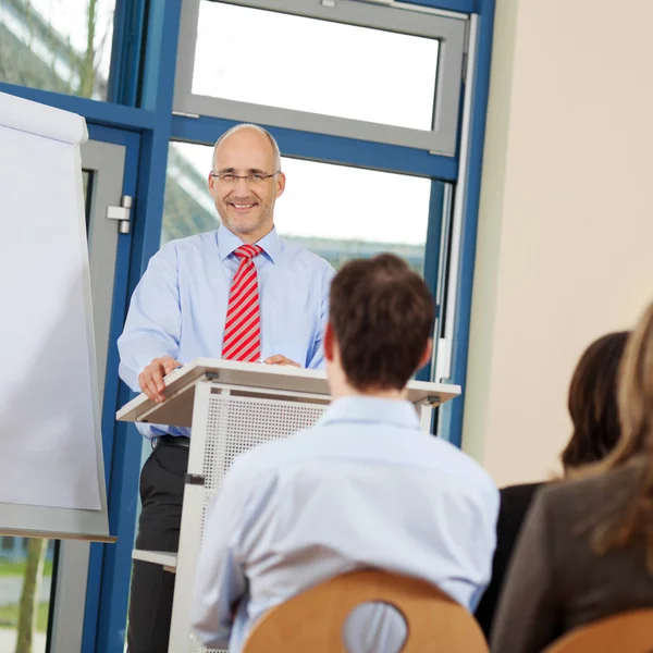 Affärsman ger presentation till medarbetare — Stockfoto