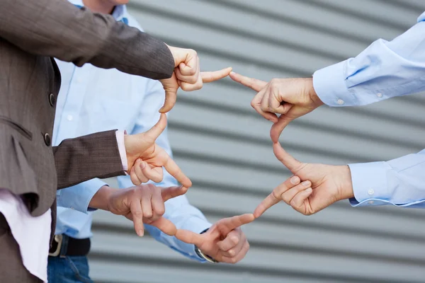 Бізнес команда Приєднання пальців проти затвора — стокове фото