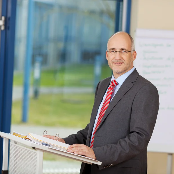 Selbstbewusster gestandener Geschäftsmann am Podium — Stockfoto