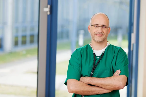 Surgeon In Scrubs With Arms Crossed Standing In Clinic — Stock Photo, Image